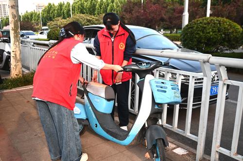 学生志愿者治理共享单车摆放乱象 学生志愿者治理共享单车摆放乱象
