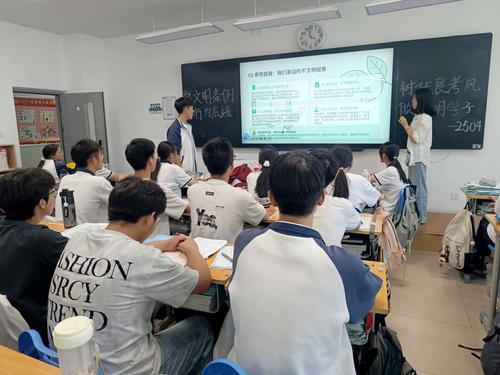 3.班主任老师王莹向同学们讲解《条例》内容 3.班主任老师王莹向同学们讲解《条例》内容