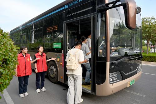 4.学生志愿者引导市民有序上车