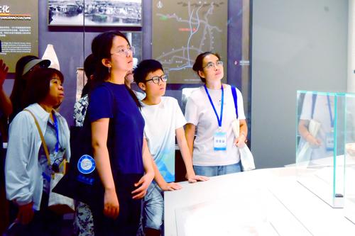 1.学员们认真学习历史文化