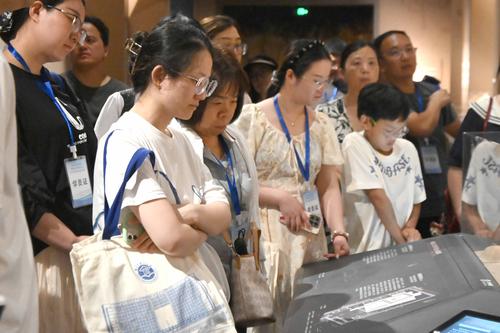 2.学员们结合文物思考何以文化育人