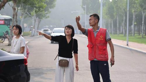 教师进行行车指引 教师进行行车指引