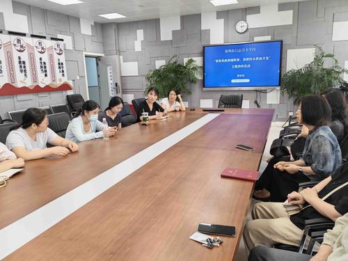 图2:计算机组教研 图2:计算机组教研