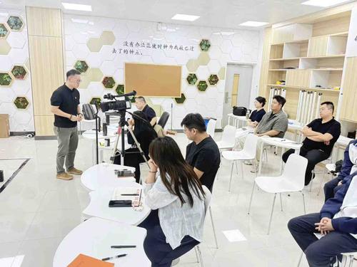 图3:美术与设计组教研 图3:美术与设计组教研