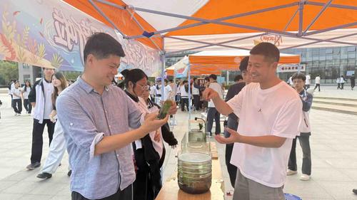 1.副校长朱荣涛参观社团招新活动 1.副校长朱荣涛参观社团招新活动