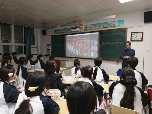 班主任随堂值守,陪伴学生共同观看思政第一课 班主任随堂值守,陪伴学生共同观看思政第一课