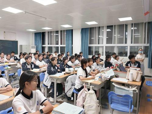 班主任走进班级,组织引导学生观看思政第一课 班主任走进班级,组织引导学生观看思政第一课