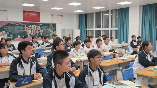 同学们坐姿端正,全神贯注投入思政课堂学习 同学们坐姿端正,全神贯注投入思政课堂学习
