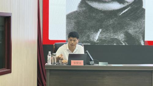 1.朱荣涛以“以青春小我,融入时代大我”为主题授课 1.朱荣涛以“以青春小我,融入时代大我”为主题授课