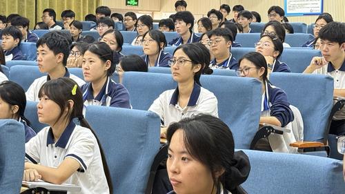 4.学生们凝神思考“青春何谓,青春何为” 4.学生们凝神思考“青春何谓,青春何为”
