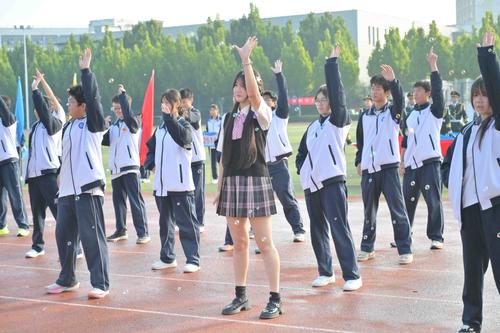 同学们展示节目