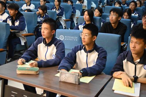 3.同学们认真听讲