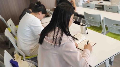 班主任们认真观摩学习